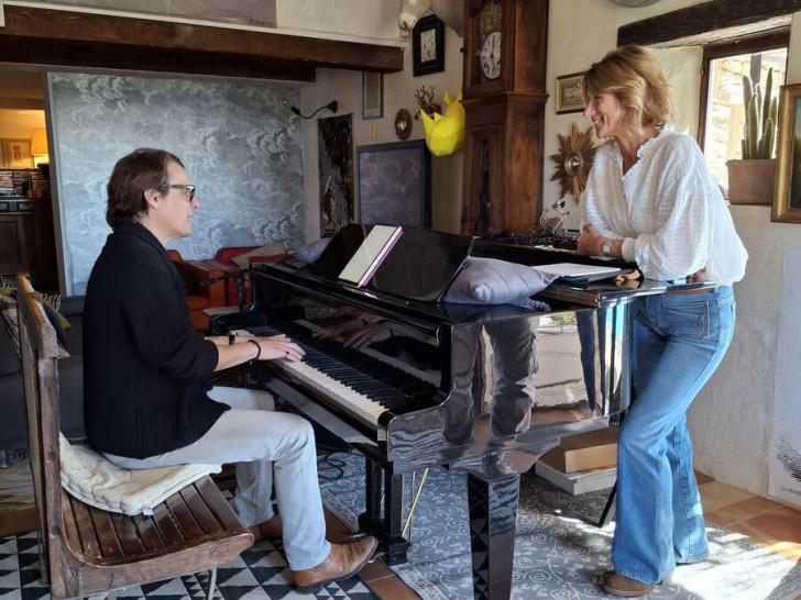 Bénabar jouant du piano, dans sa maison, sous le regard de Carole Gaessler